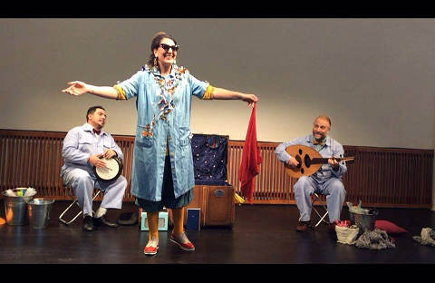 عبير النصراوي تقدم ام كلثوم في مسرحية " نجمة الشرق" 